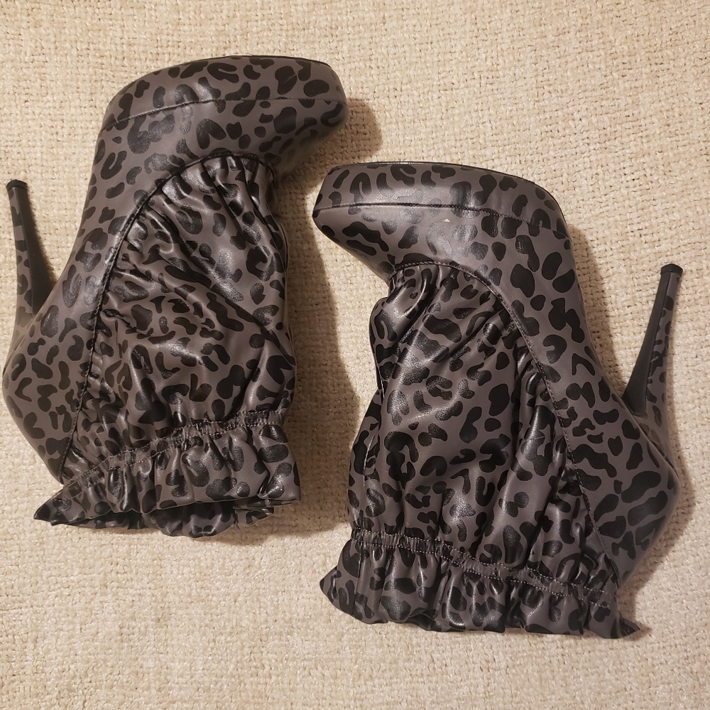 Colin Stuart Leopard Print Stiletto Boots. SIZE 11